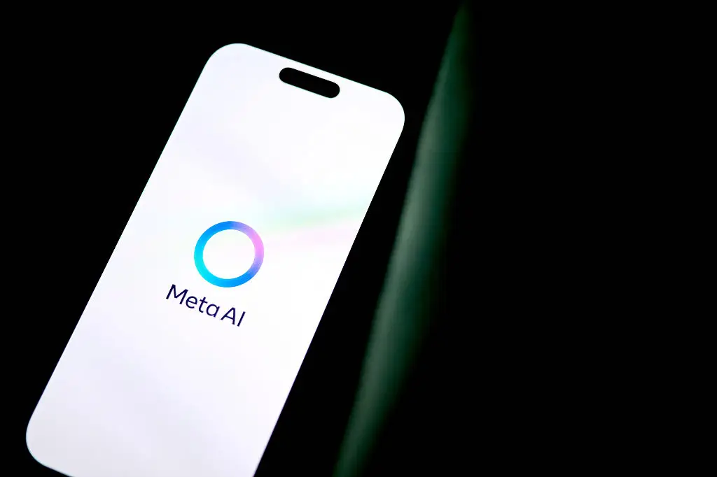 Meta Muse Spark API : Nouveaux Retards Frustrants pour les Développeurs IA Gros plan réaliste d'un smartphone affichant le logo circulaire bleu et blanc de Meta AI sur un fond sombre et moderne, illustrant l'API Muse Spark.