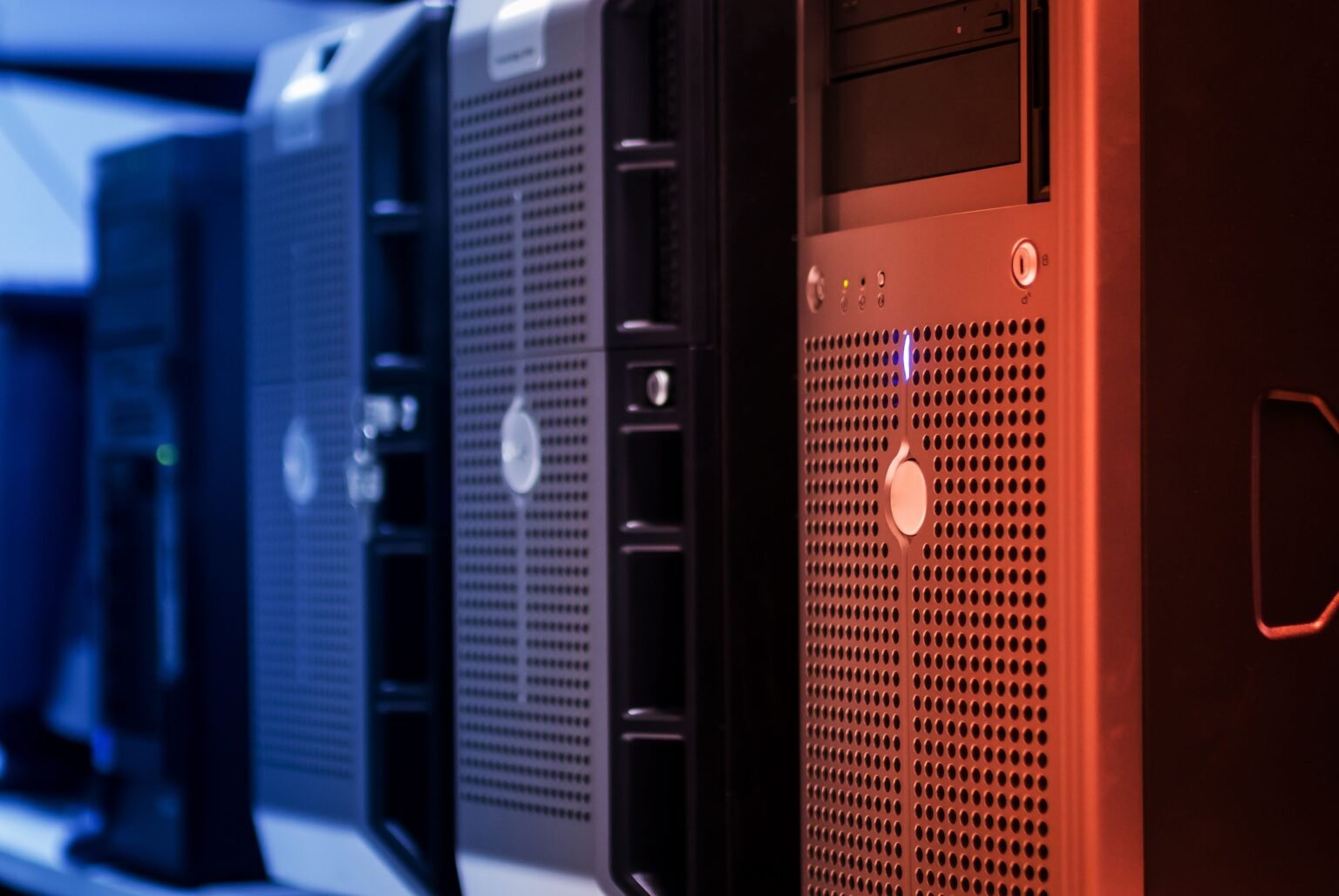 Salle de serveurs informatiques modernes éclairée par un voyant rouge symbolisant l'appel d'Anthropic à une pause mondiale du développement de l'intelligence artificielle.