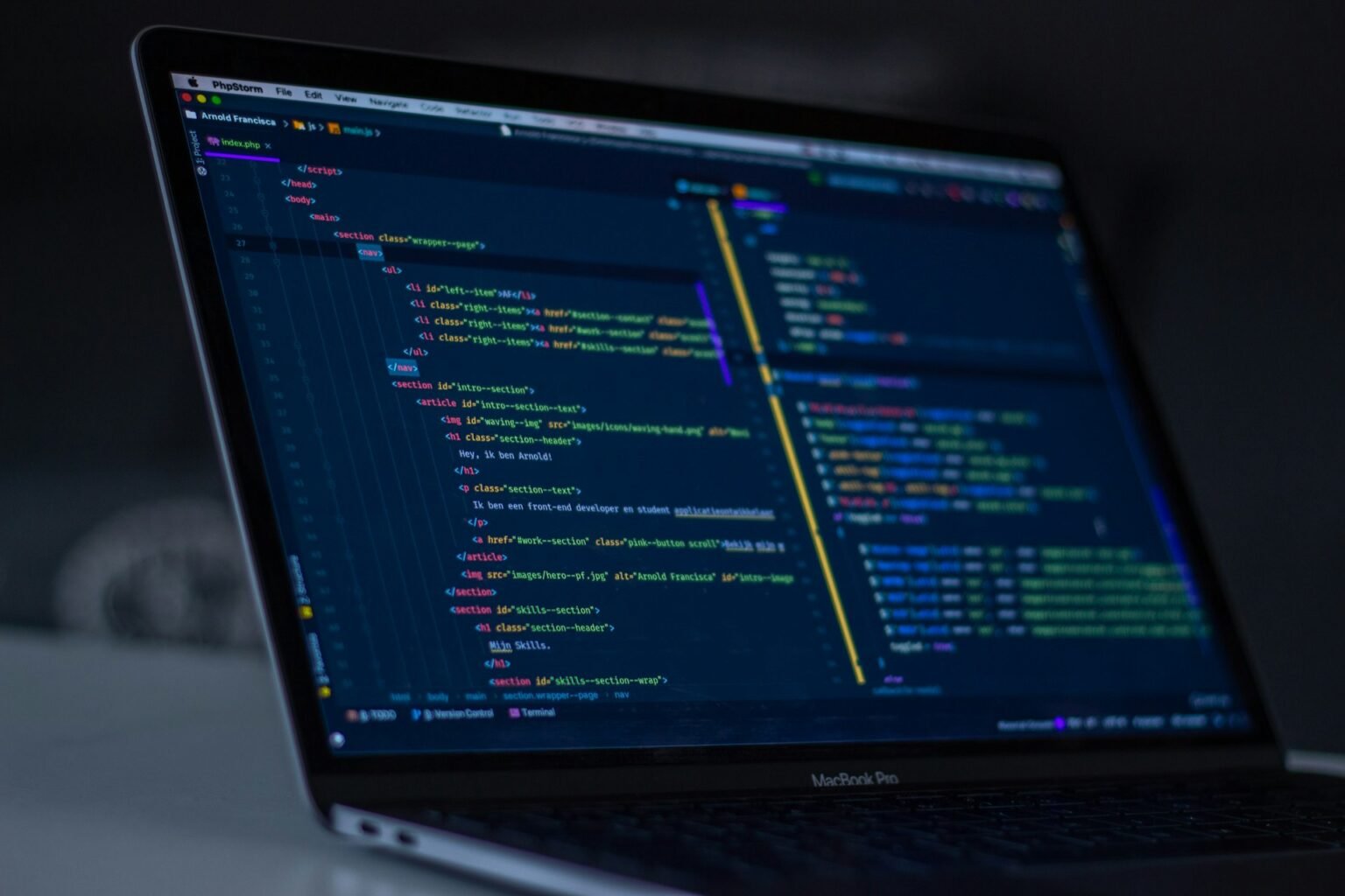 Écran d'ordinateur de développeur affichant du code avec des jetons numériques tridimensionnels qui s'échappent, symbolisant la nouvelle facturation au token de l'IA.