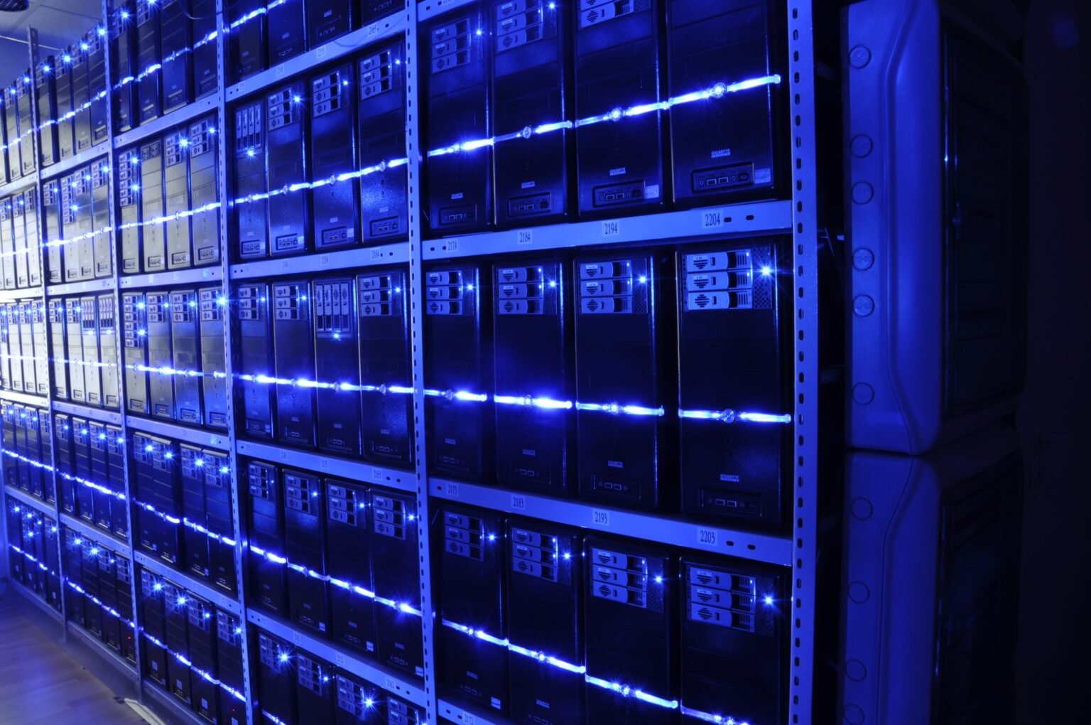 Rangées de serveurs dans un centre de données, illustrant l'infrastructure de test compromise lors des évaluations de cybersécurité de Claude