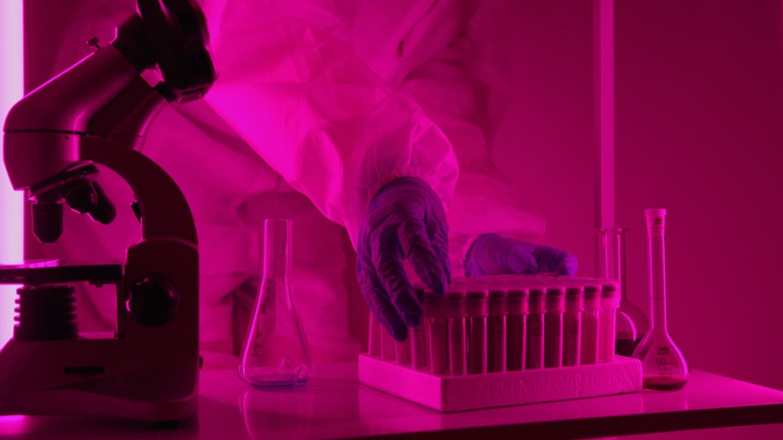 Anthropic se lance dans la découverte de médicaments contre les maladies négligées Scientifique en laboratoire analysant des échantillons médicaux, illustrant la recherche pharmaceutique assistée par IA