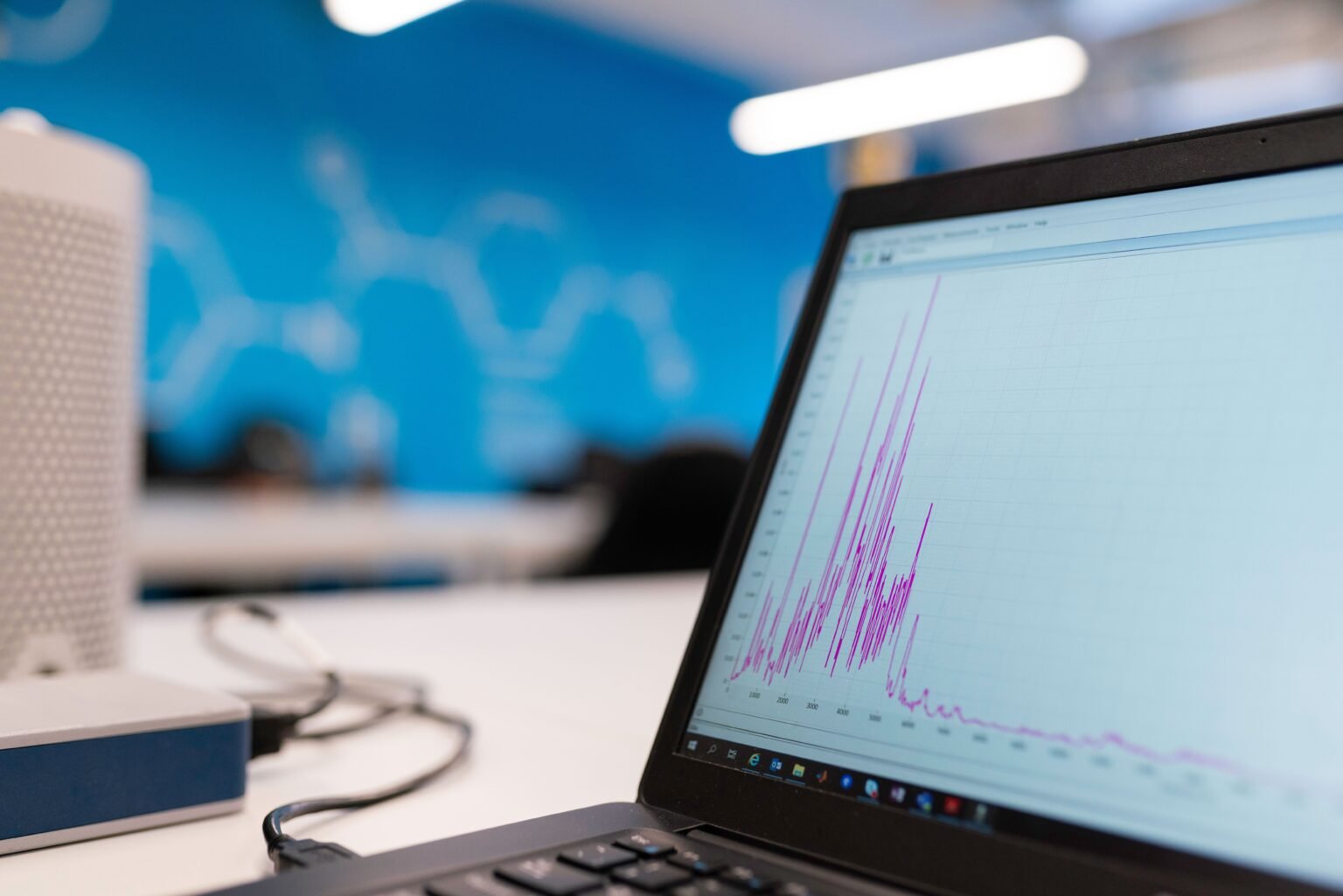 Graphique de données affiché sur un écran d'ordinateur, illustrant les benchmarks de performance des agents IA