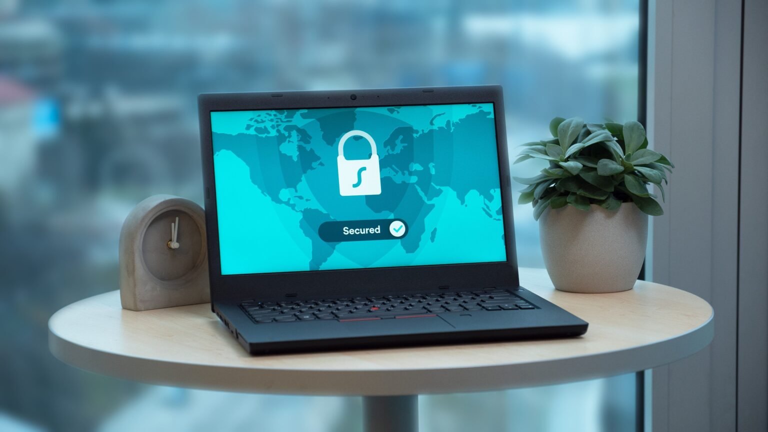Ordinateur portable affichant une icône de verrouillage de sécurité, symbolisant la protection des identités numériques et des agents IA