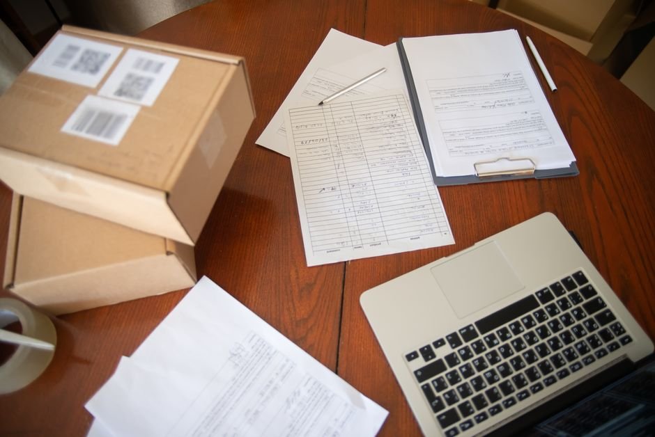France Travail IA : un algorithme pour cibler les chômeurs à contrôler Documents administratifs sur un bureau, illustrant le contrôle algorithmique des demandeurs d'emploi