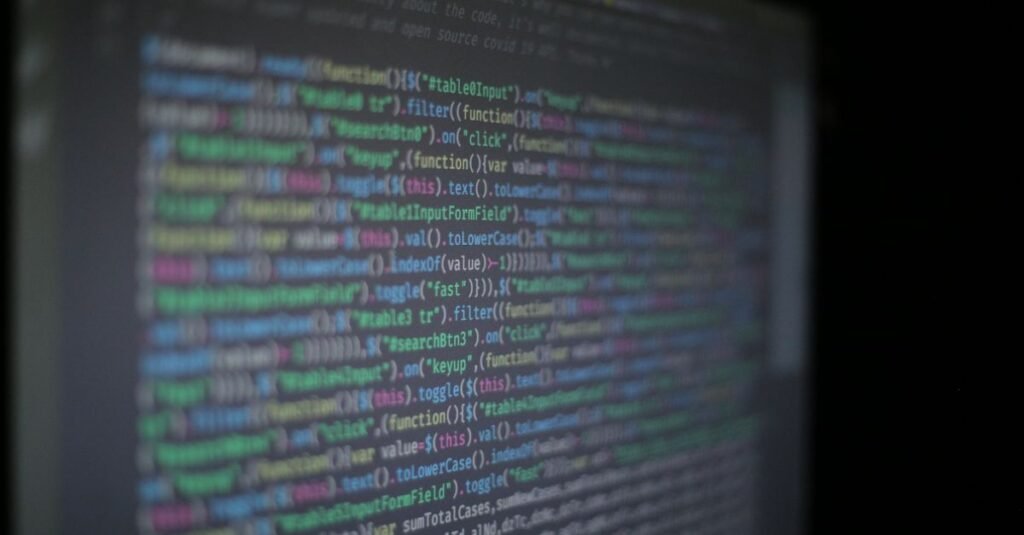 Code de programmation coloré affiché sur un écran d'ordinateur, illustrant la recherche en cybersécurité