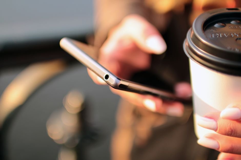 Meta AI dans Threads : discuter en privé sans polluer son fil Personne tenant un smartphone en train d'envoyer un message