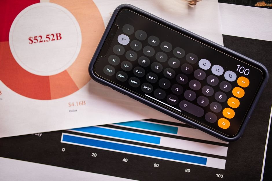 Horizon de dépense : METR calcule quand l’IA coûte plus cher qu’un humain Calculatrice affichant des graphiques financiers sur un smartphone, illustration du calcul de coût entre travail humain et agent IA