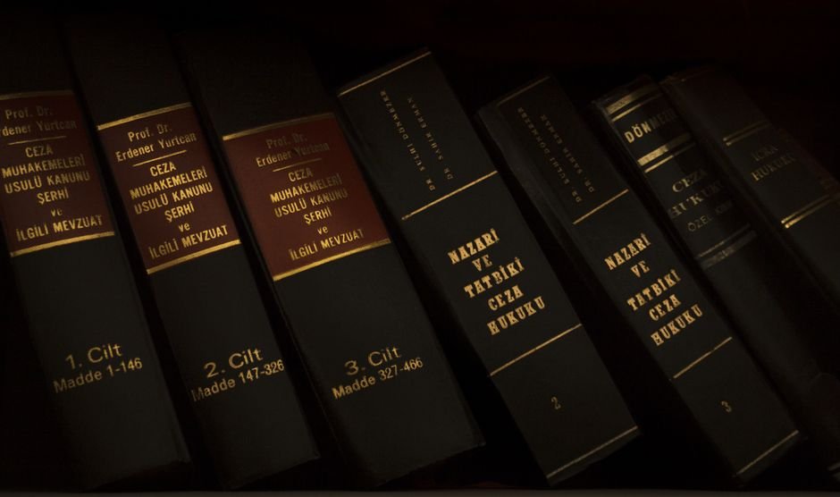 Procès Google éditeurs : Hachette et Elsevier attaquent Gemini Livres de droit et marteau de justice dans une bibliothèque