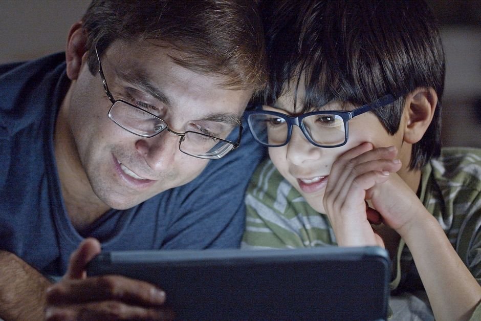 Meta StoryKit : des histoires pour enfants générées par IA sur mesure Un parent et un enfant regardent ensemble une tablette