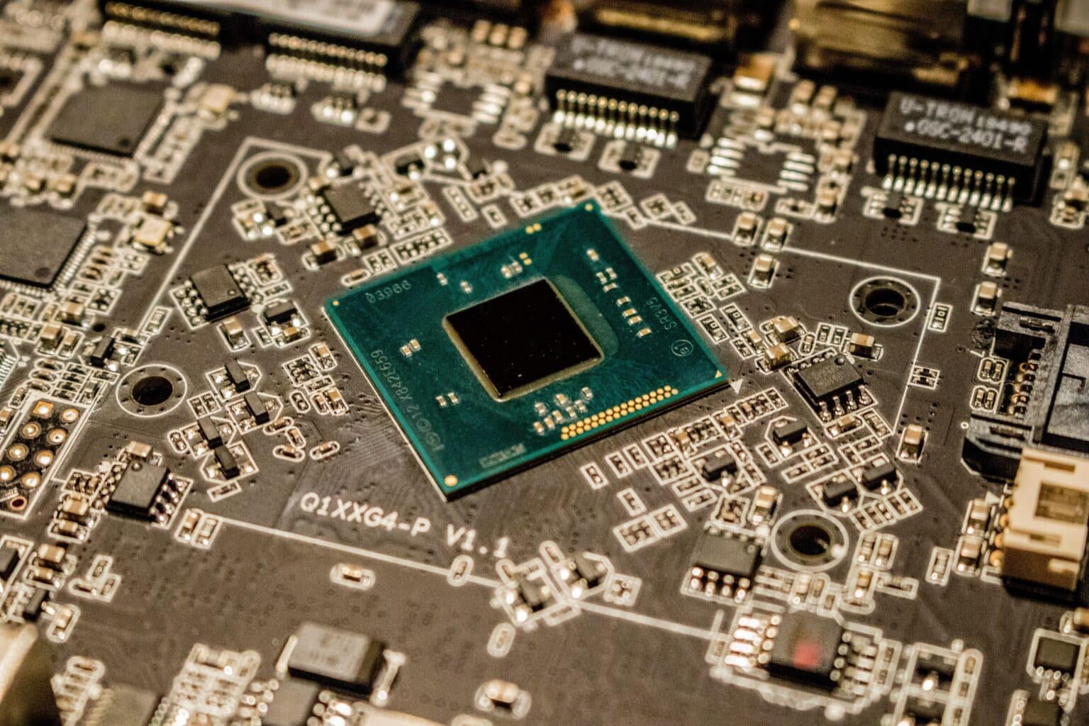 Gros plan sur un microprocesseur et un circuit imprimé, illustrant les puces Nvidia utilisées pour entraîner les grands modèles IA comme Kimi K4