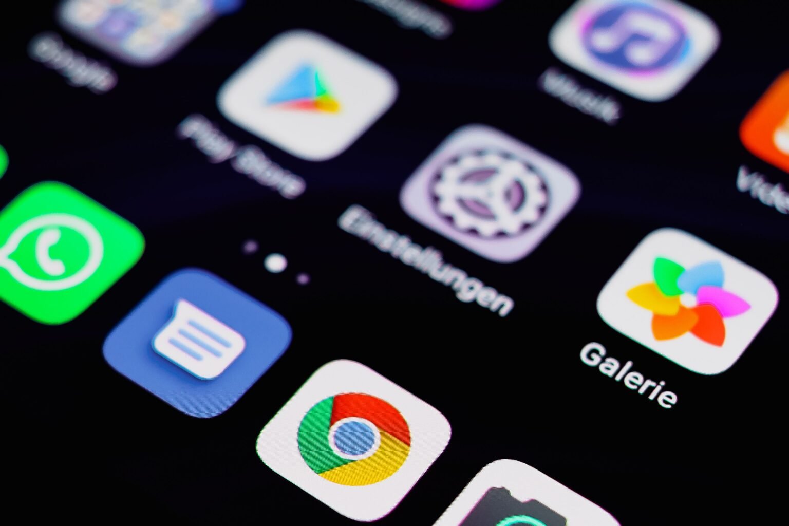 Gros plan sur des icônes d'applications mobiles sur un écran de smartphone