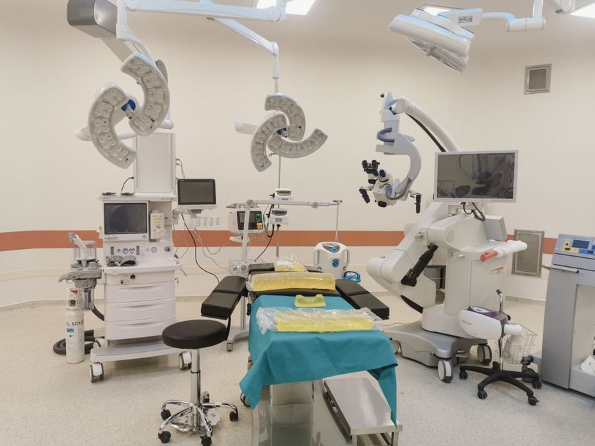 Cosmos-H-Dreams : Nvidia simule la chirurgie robotique en temps réel Salle d'opération équipée de dispositifs médicaux avancés