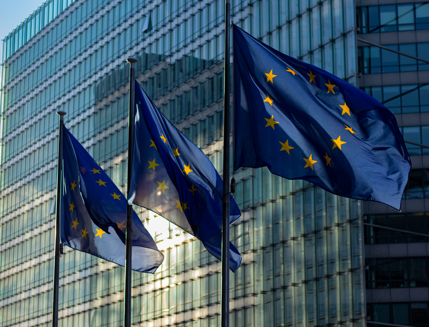 L’UE force Google à ouvrir l’IA sur Android Drapeaux de l'Union européenne devant un bâtiment institutionnel à Bruxelles