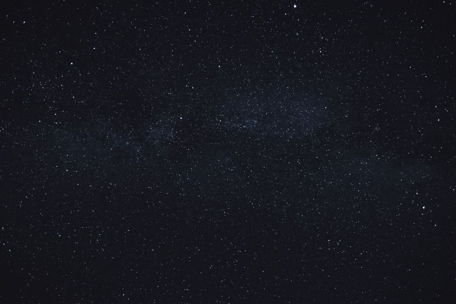 Midjourney rachète Co-Star : l’IA générative se lance dans l’astrologie Ciel étoilé évoquant l'astrologie, illustrant le rachat de Co-Star par Midjourney