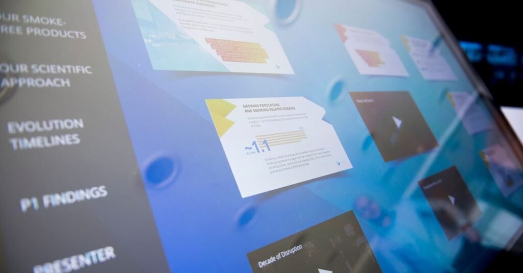 Écran tactile affichant des données et graphiques, illustrant la génération d'infographies par IA