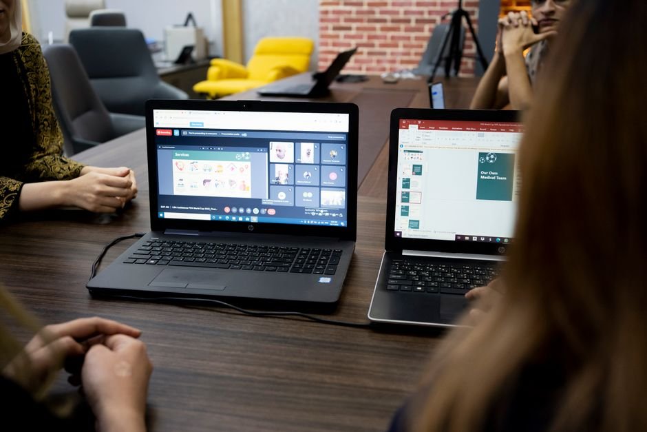 Raft 1.0 fait travailler humains et agents IA dans un même espace de travail Équipe en réunion devant des écrans illustrant la collaboration entre humains et agents IA