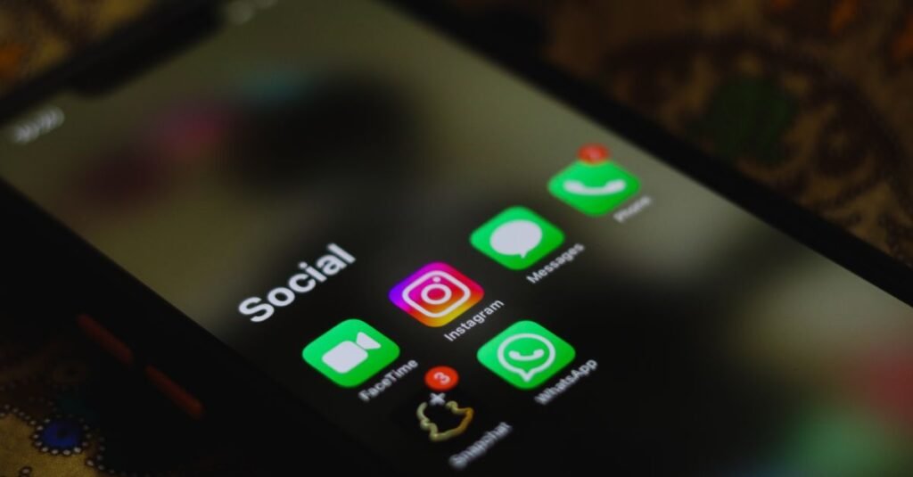 Meta retire sa fonctionnalité IA Instagram après un tollé Icônes d'applications de réseaux sociaux sur l'écran d'un smartphone