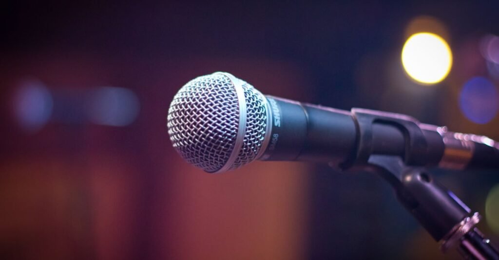 GPT-Live-1 : OpenAI relance la voix de ChatGPT avec un mode full-duplex Microphone en gros plan, illustration du mode vocal GPT-Live-1 d'OpenAI