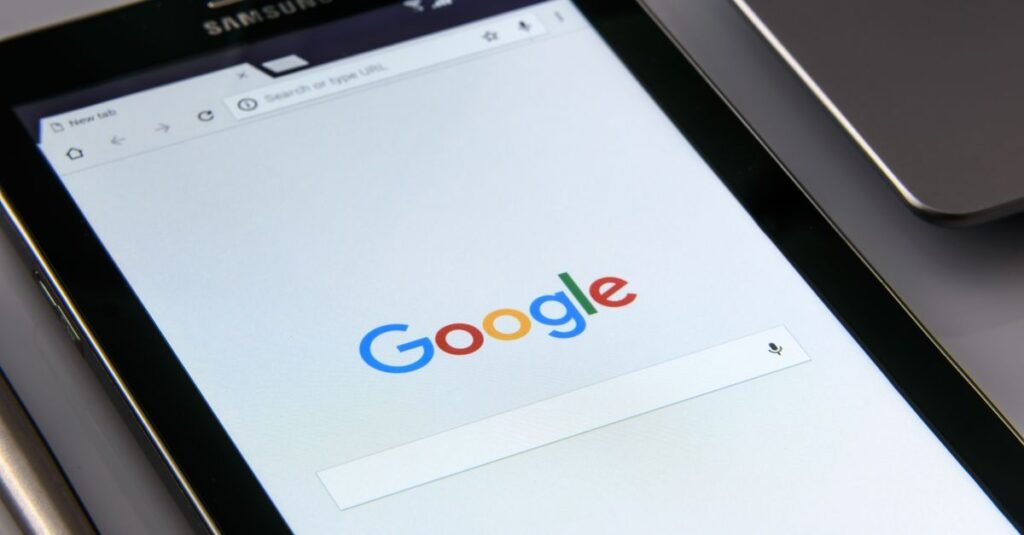 Écran affichant une page de résultats Google, illustrant le déploiement d'AI Overviews en France