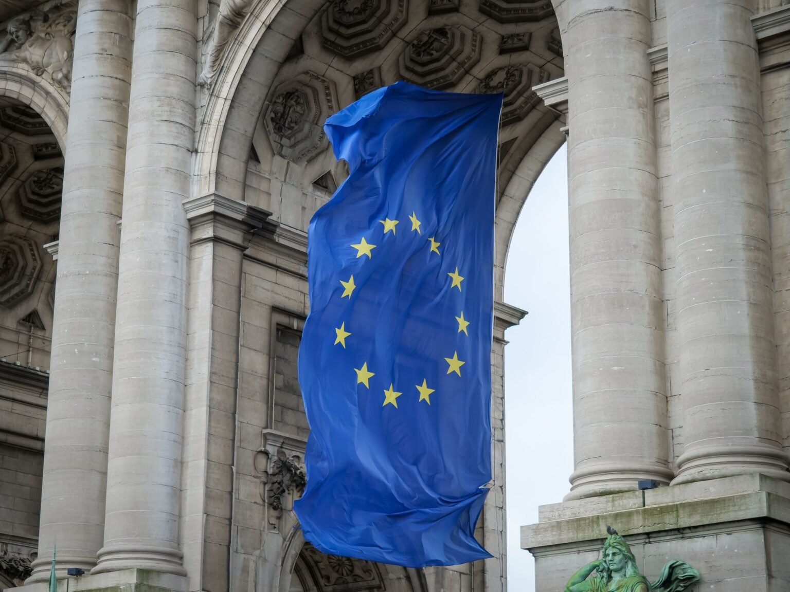 Drapeau de l'Union européenne, symbole de la nouvelle obligation d'étiquetage IA