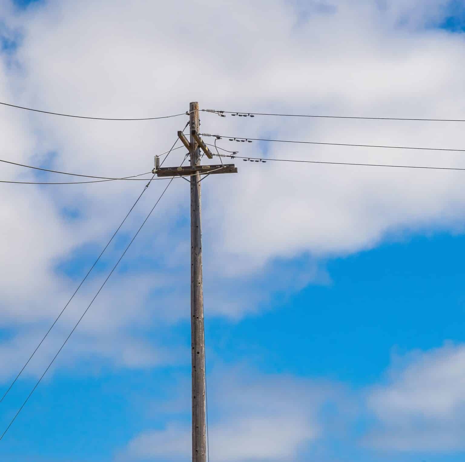 Ligne électrique à haute tension, illustrant les coupures électriques visant les data centers IA