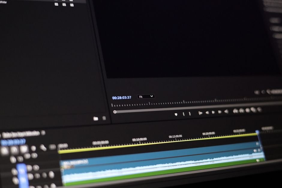 Google Vids lance des avatars numériques personnalisés Écran de montage vidéo dans un studio, illustrant la création de vidéos par IA