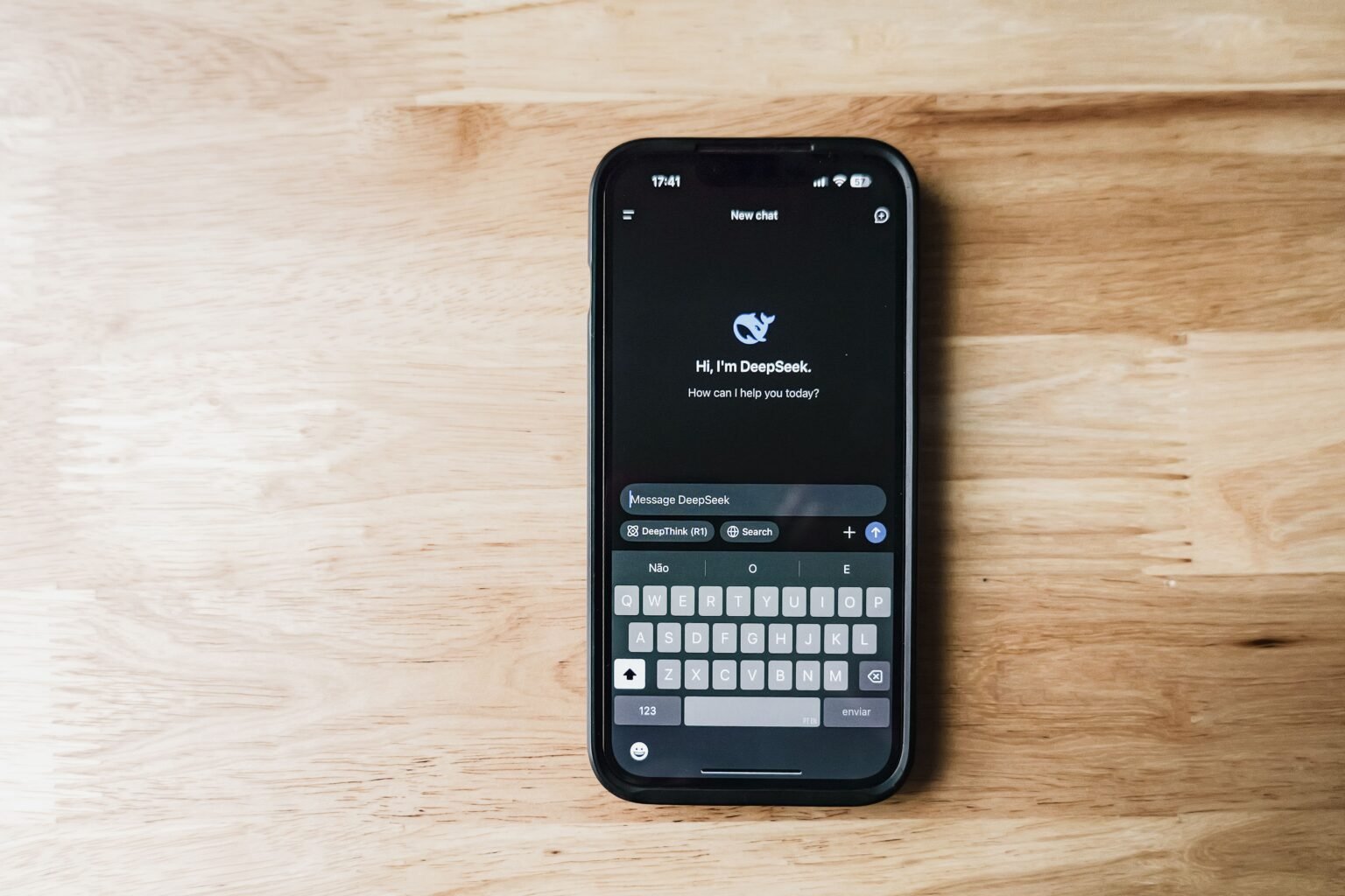 Liang Wenfeng devient le fondateur IA le plus riche au monde Smartphone affichant une interface de chatbot IA DeepSeek