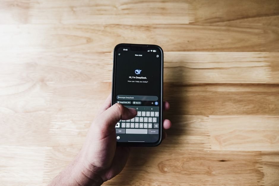 OpenAI publie un nouveau guide de prompting pour ChatGPT Personne utilisant un assistant IA conversationnel sur smartphone
