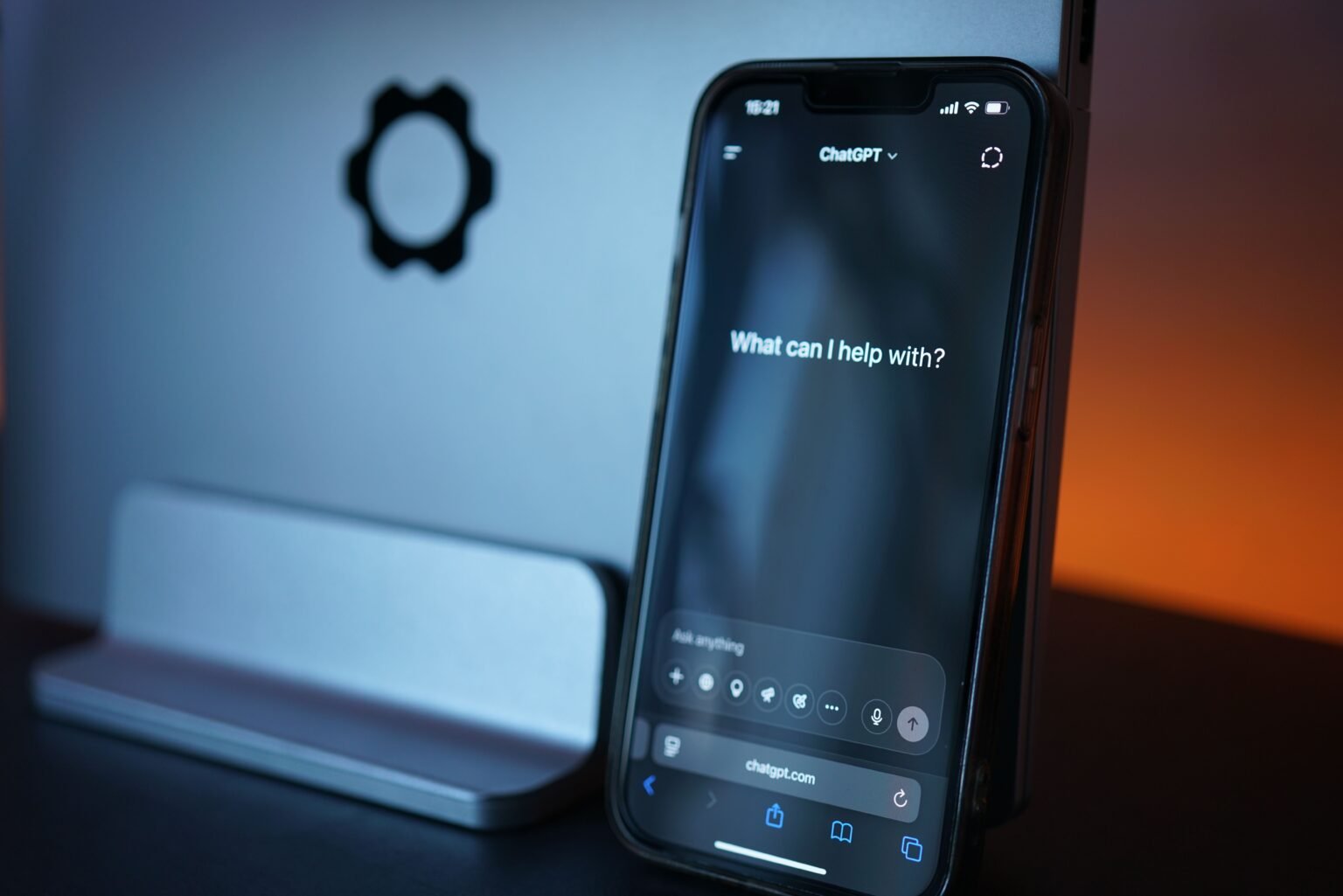 iOS 27 : le nouveau Siri arrive en bêta publique Smartphone affichant une interface de chat IA conversationnelle