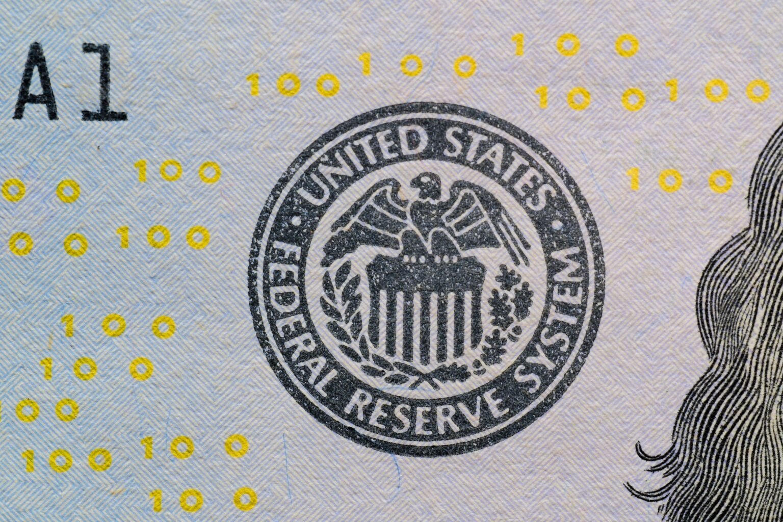 Marc Andreessen conseille la Fed sur l’IA et l’inflation Sceau de la Réserve fédérale américaine sur un billet de banque, symbole de la politique monétaire liée à l'IA