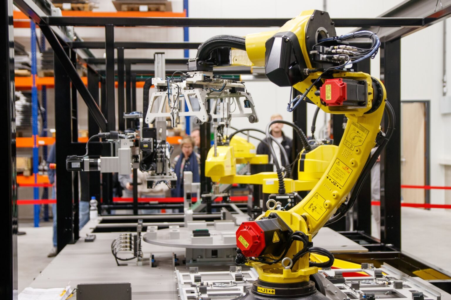 Bras robotique industriel, illustrant la technologie de contrôle de robot d'Enigma