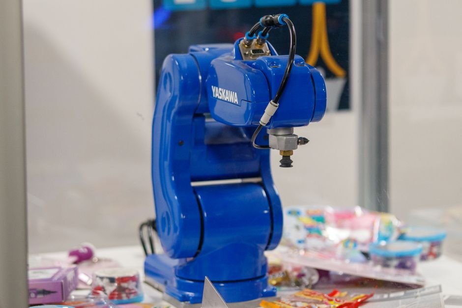 Xiaomi-Robotics-1 : plus de données bat un modèle plus gros pour les robots Bras robotique équipé de capteurs, illustrant l'entraînement de modèles de robotique par données de mouvement