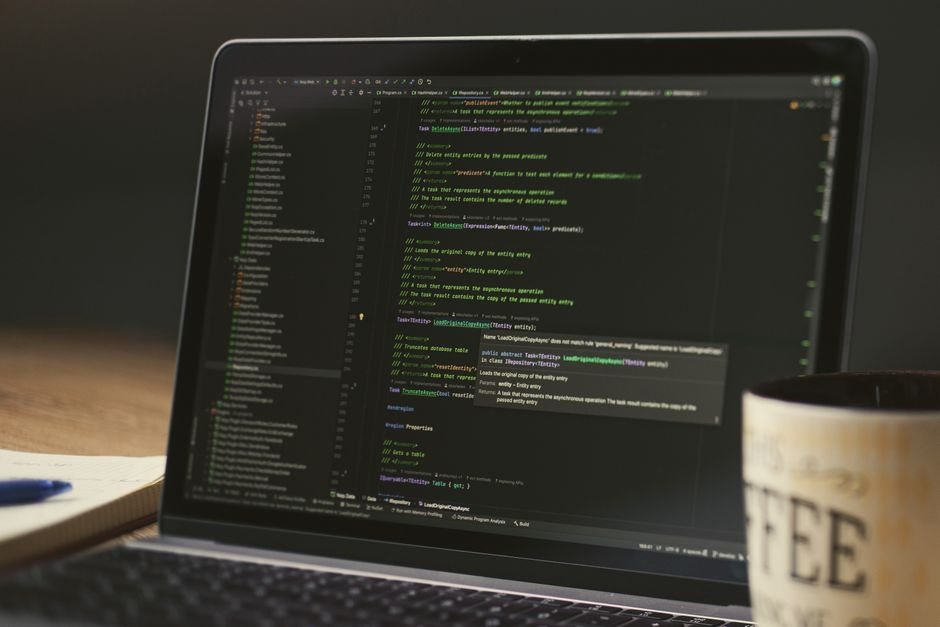 Kimi Work : Moonshot AI lance un agent IA de bureau autonome Bureau avec ordinateur portable et code à l'écran, illustrant l'agent IA de bureau Kimi Work