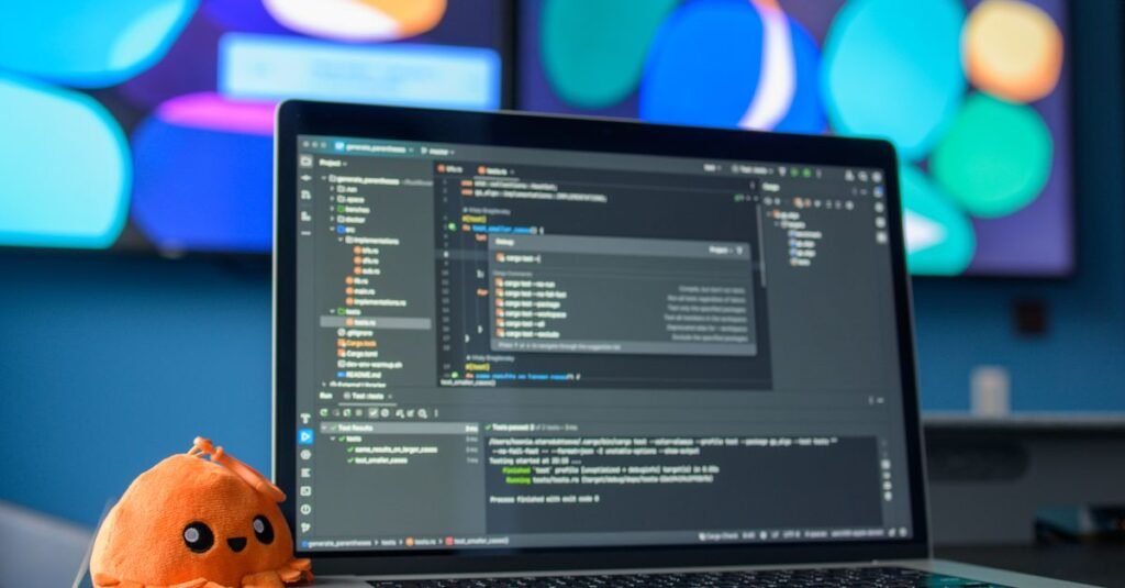 Espace de travail avec ordinateur portable affichant du code, illustrant les enjeux de performance en codage de Gemini 3.5 Pro