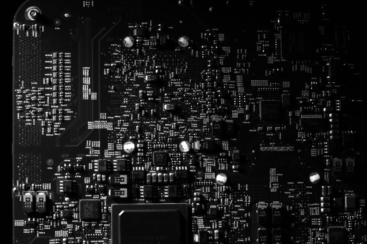 Gros plan sur une carte mère et ses circuits, illustrant le cluster de puces Nvidia utilisé par Moonshot AI