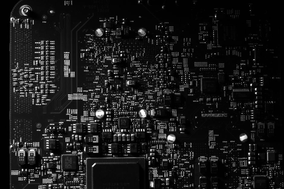 Zhipu dévoile son plan Touch High pour l’AGI Puce électronique en gros plan, symbole de la recherche en intelligence artificielle