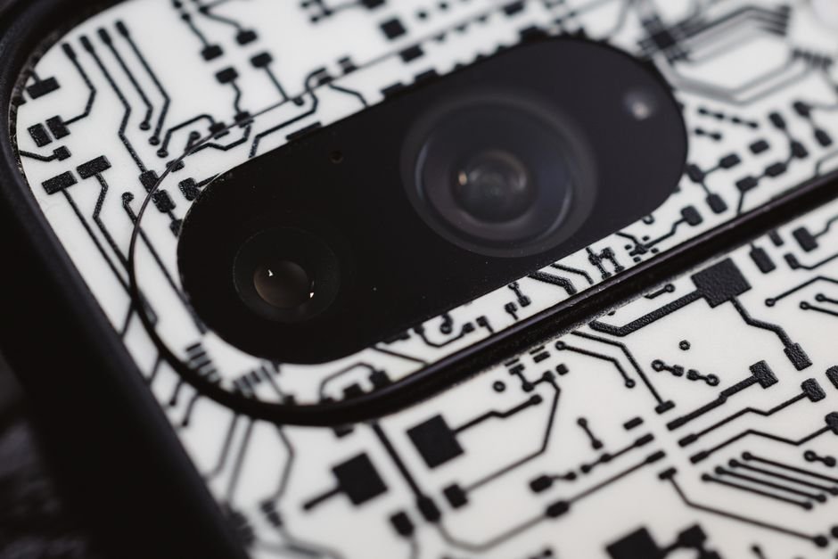 Gemma 4 débarque sur le Pixel 10 pour une IA locale plus rapide Circuit électronique en gros plan autour d'un objectif de smartphone, illustration de Gemma 4 sur Pixel 10