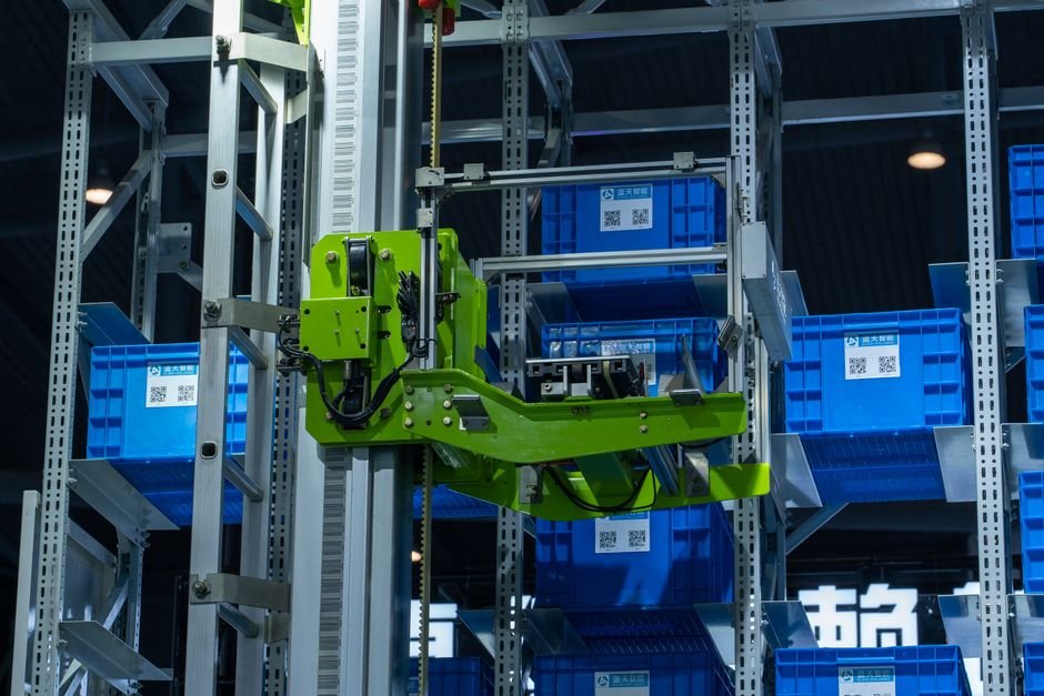 Robostral Navigate : Mistral AI dévoile un modèle de navigation robotique à une seule caméra Robot logistique automatisé en entrepôt, illustrant la navigation robotique par caméra