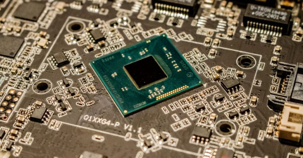 ZML LLMD : la start-up française qui veut casser le monopole Nvidia sur l’inférence Puce électronique sur circuit imprimé, illustration de l'inférence IA multi-puces