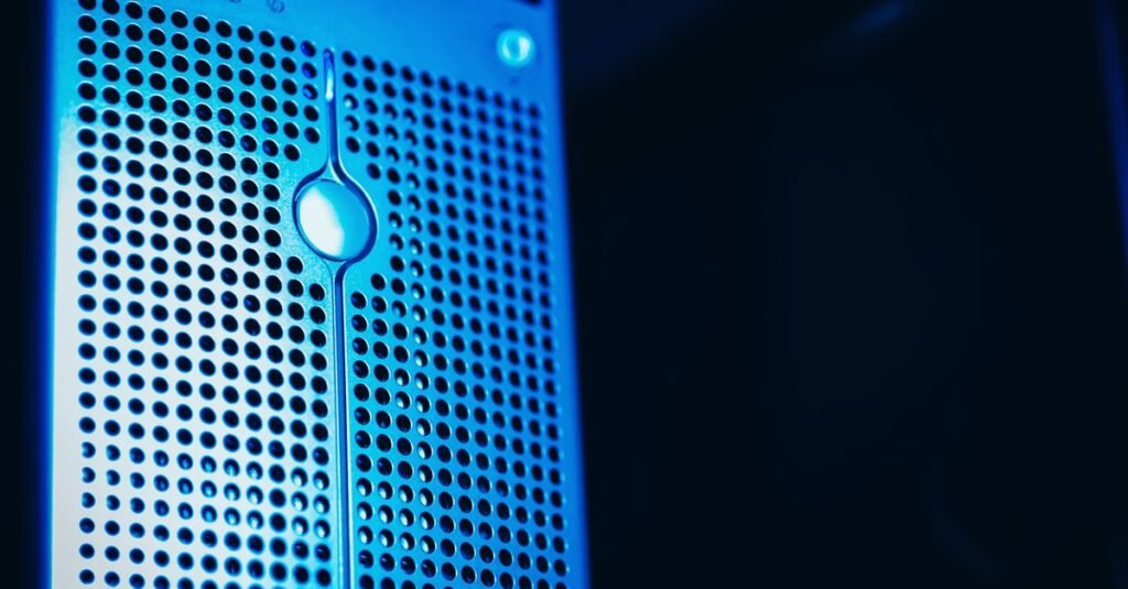 Patreon muscle sa défense contre le scraping IA Rack de serveurs avec éclairage bleu dans un data center, symbolisant le blocage des robots d'entraînement IA