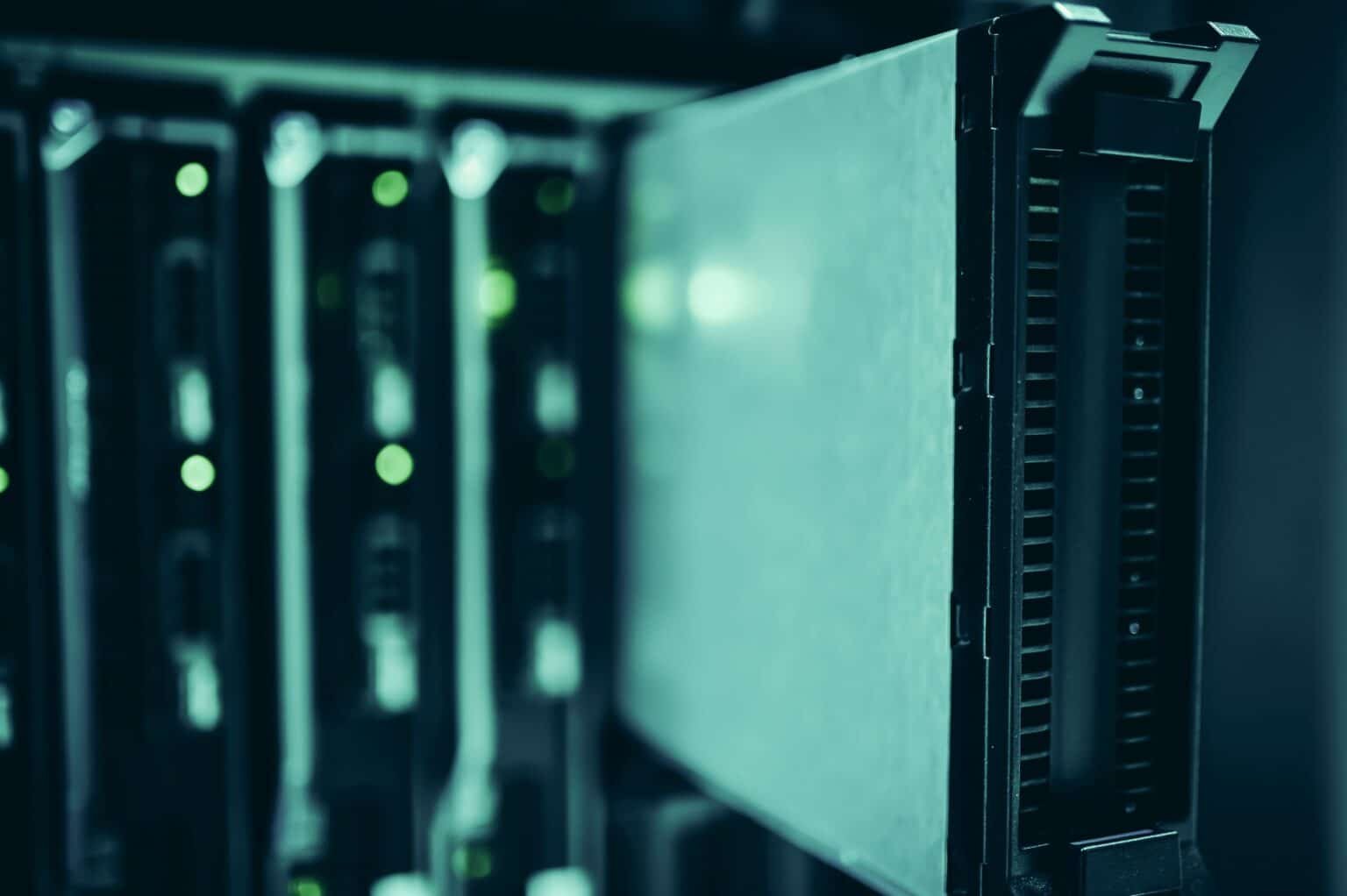 Baies de serveurs dans un data center, illustrant l'infrastructure du protocole MCP