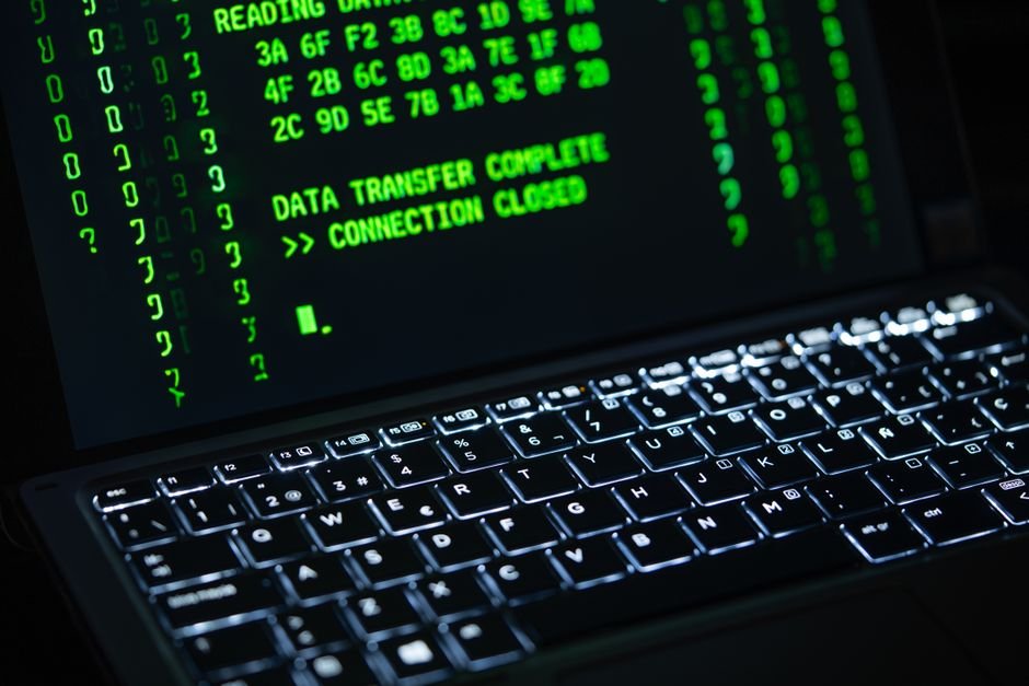 AgentForger : la faille qui transformait un agent IA détourné en espion Code informatique sombre illustrant une faille de sécurité dans un agent IA