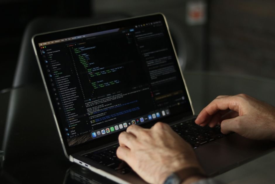 Détecteurs de texte IA : ils échouent quand les modèles imitent un style d’auteur Écran de code affichant du texte, illustration des détecteurs de texte IA