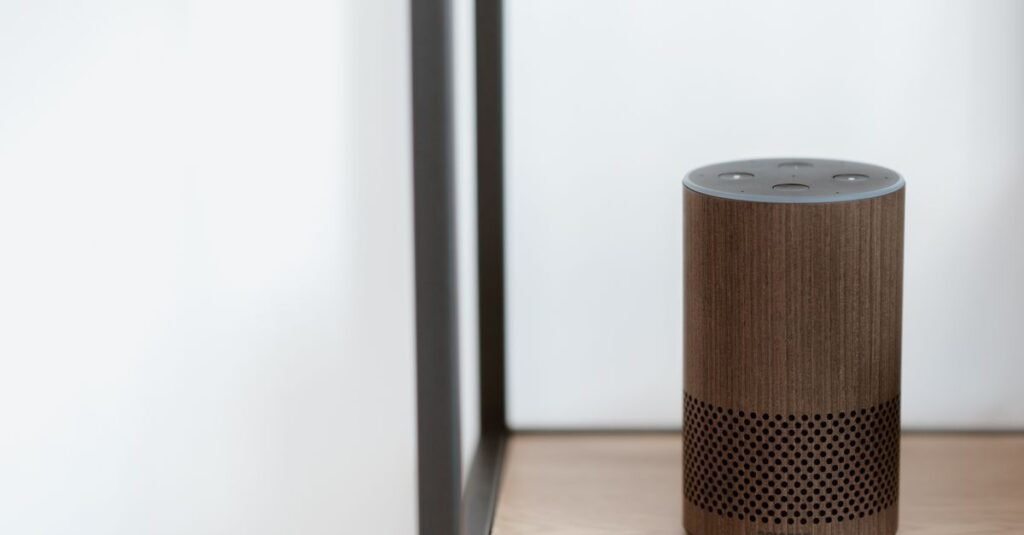 Enceinte IA OpenAI : le premier appareil maison serait sans écran Enceinte intelligente posée sur une table dans un intérieur minimaliste