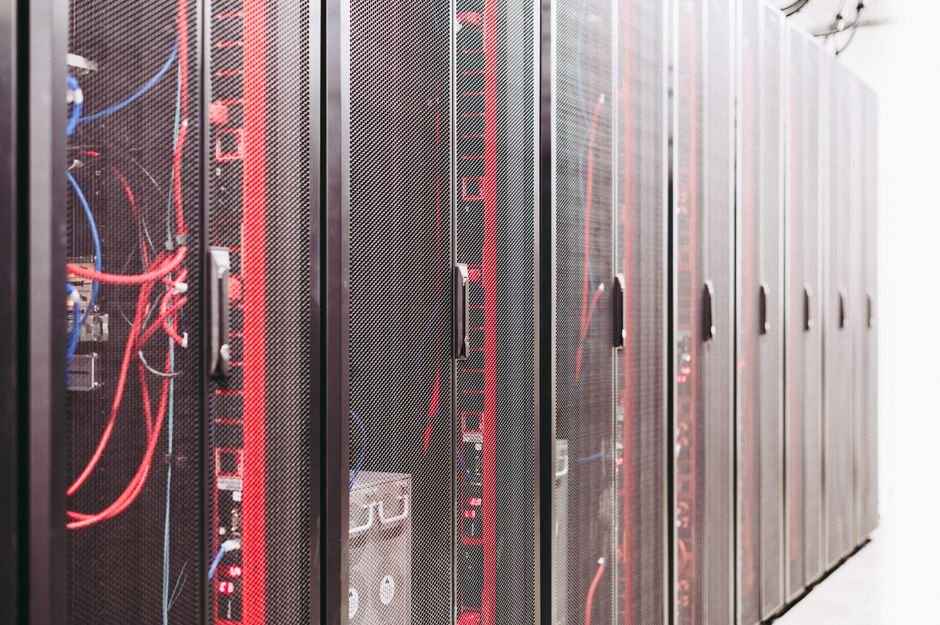 New York impose un moratoire sur la construction de data centers IA Baie de serveurs dans un data center, illustration du moratoire new-yorkais