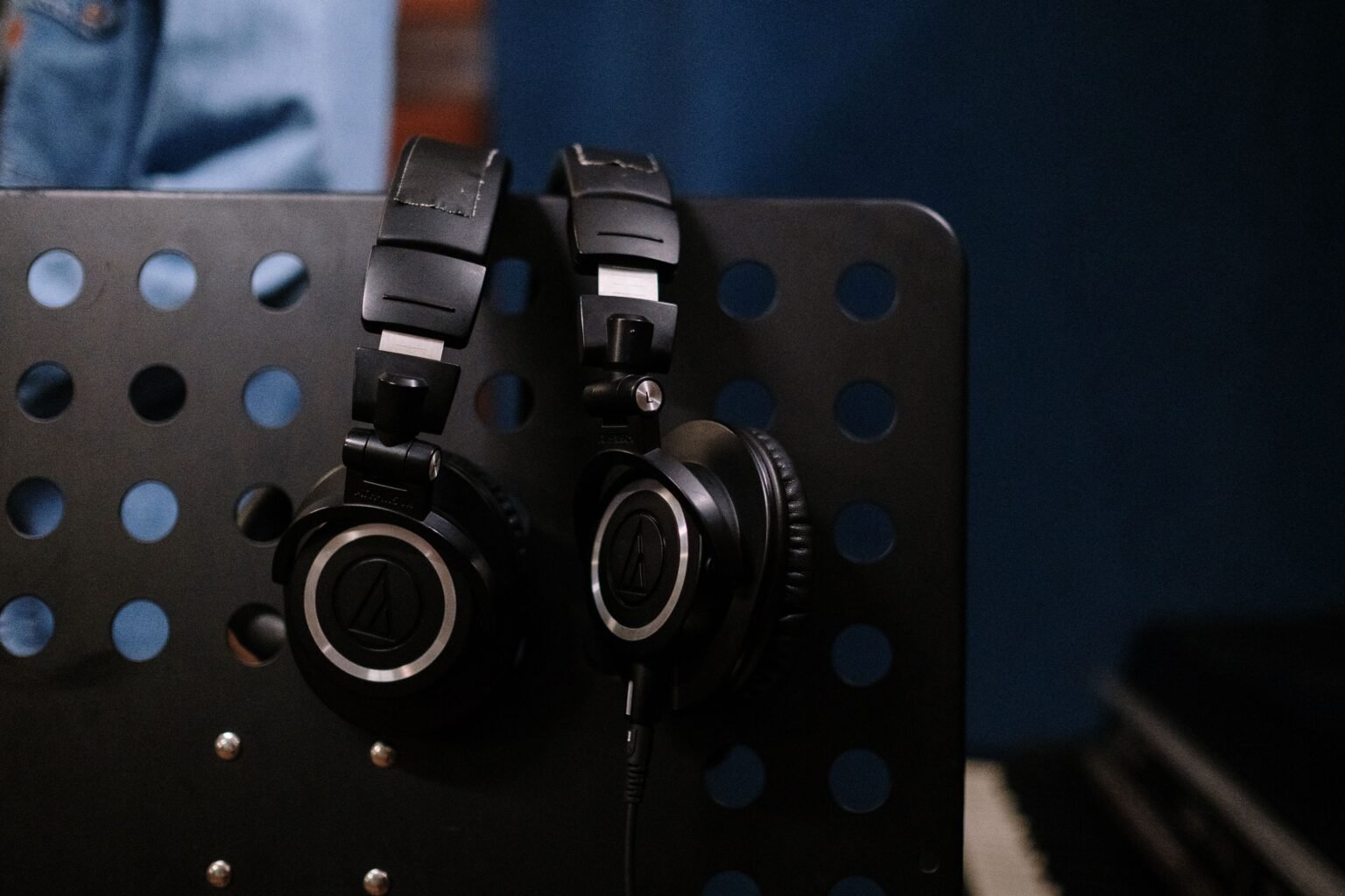 Suno aurait aspiré des données YouTube pour entraîner son IA musicale Casque audio professionnel dans un studio de musique, illustration de l'IA musicale Suno