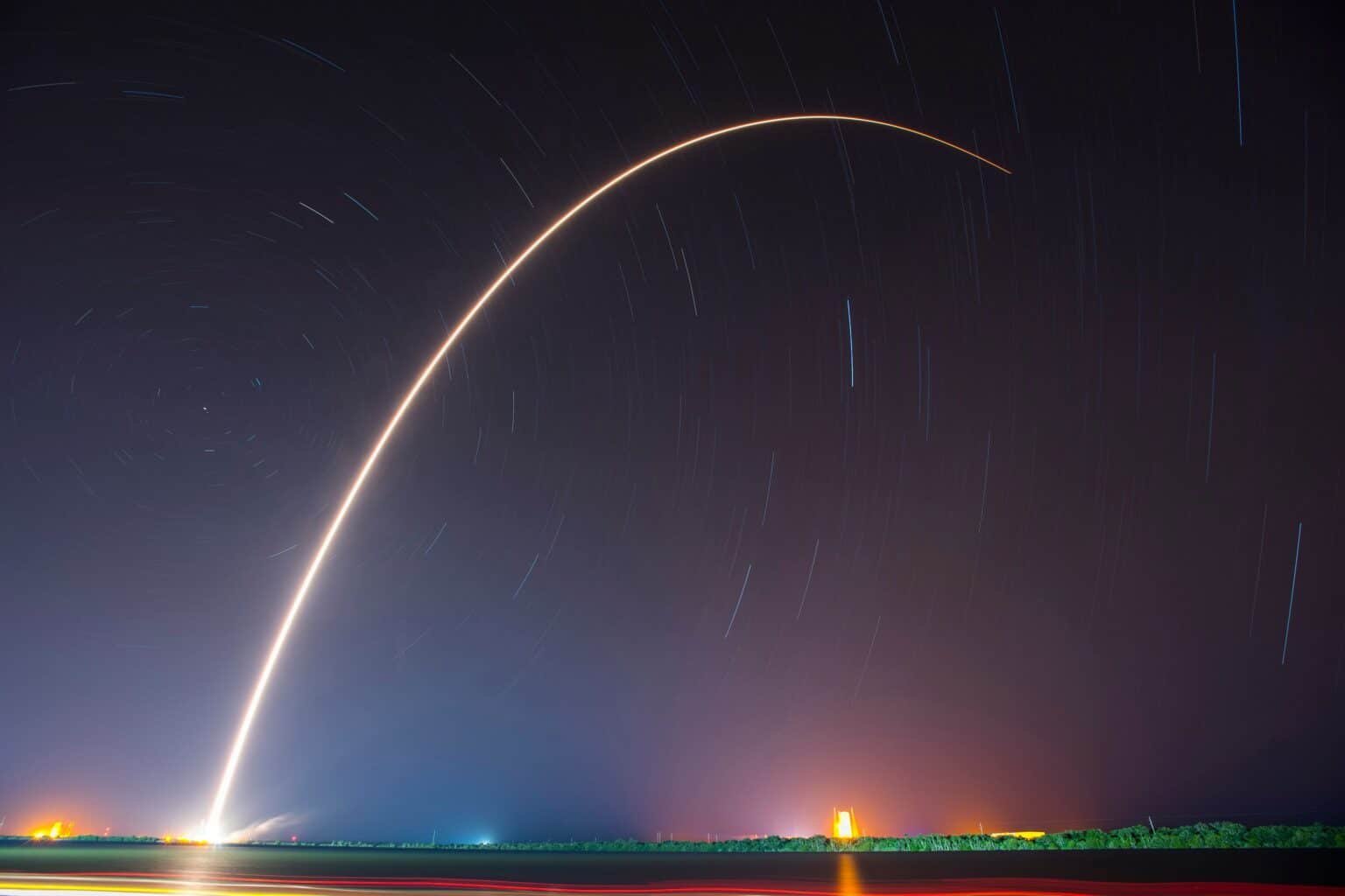 Lancement de fusée de nuit, illustrant le rapprochement entre SpaceX et l'IA de codage Cursor