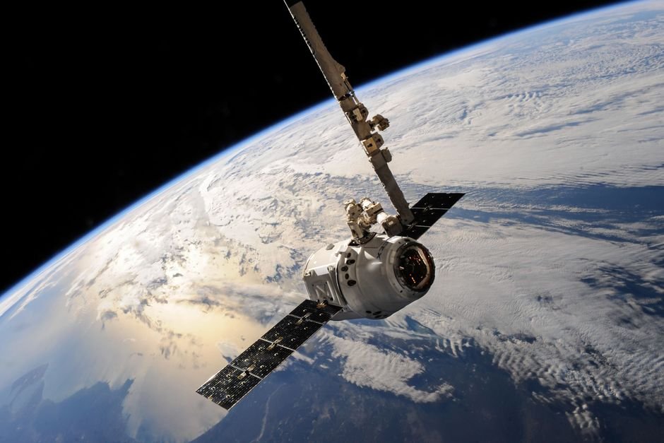 Altman et Musk s’affrontent sur les centres de données spatiaux Satellite en orbite illustrant les centres de données spatiaux