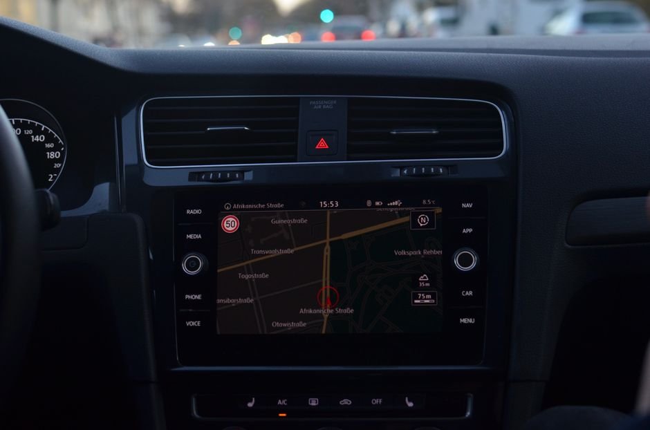 Waze déploie de nouvelles fonctionnalités IA avec Gemini Tableau de bord de voiture avec navigation GPS illustrant les fonctionnalités IA de Waze
