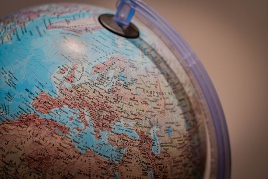 Les valeurs de Claude varient selon la langue, révèle Anthropic Globe terrestre en gros plan, illustrant l'étude Anthropic sur les valeurs de Claude selon la langue